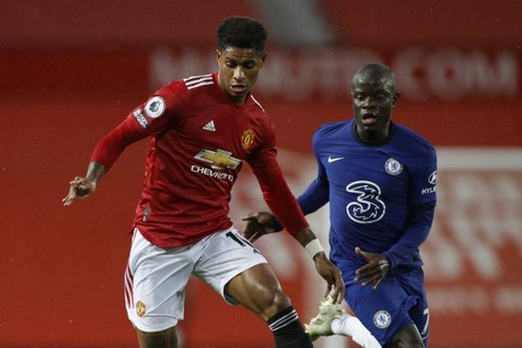 Marcus Rashford (kiri) dibayang-bayangi oleh NGolo Kante (kanan) pada laga pekan keenam Liga Inggris antara Manchester United dan Chelsea di Stadion Old Trafford, Sabtu (24/10/2020). 