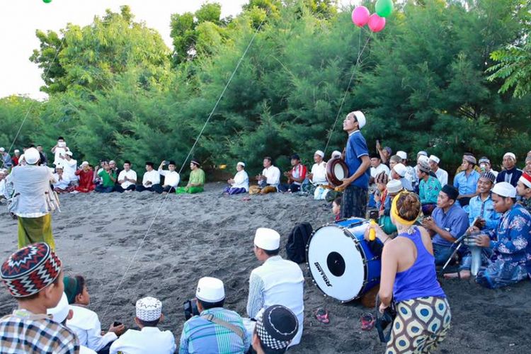 Pengajian dan Doa Bersama Masyarakat Kecamatan Wongsorejo, Banyuwangi di Pinggir Pantai Bangsring. Pengajian yang Dihadiri Bupati Banyuwangi Abdullah Azwar Anas dan Pengasuh Pondok Pesantren Walisongo, Mimbaan, KH Cholil Asad tersebut Menarik Wisatawan Asing.