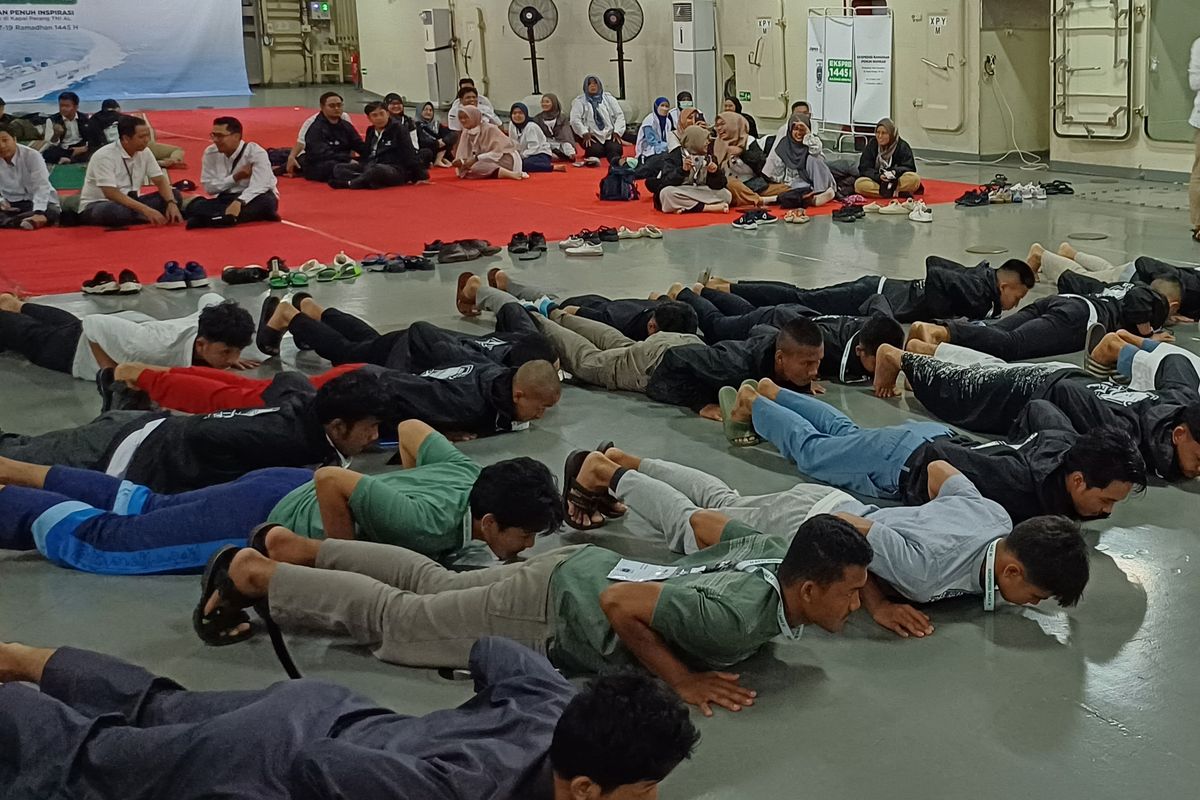 Potret peserta pesantren kilat (sanlat) bertajuk Ekspedisi Ramadhan Penuh Inspirasi (Ekspresi) yang dihelat Badan Amil Zakat Nasional (Baznas) RI sempat diminta untuk push up di kapal perang KRI Semarang (594), Jumat (29/3/2024).