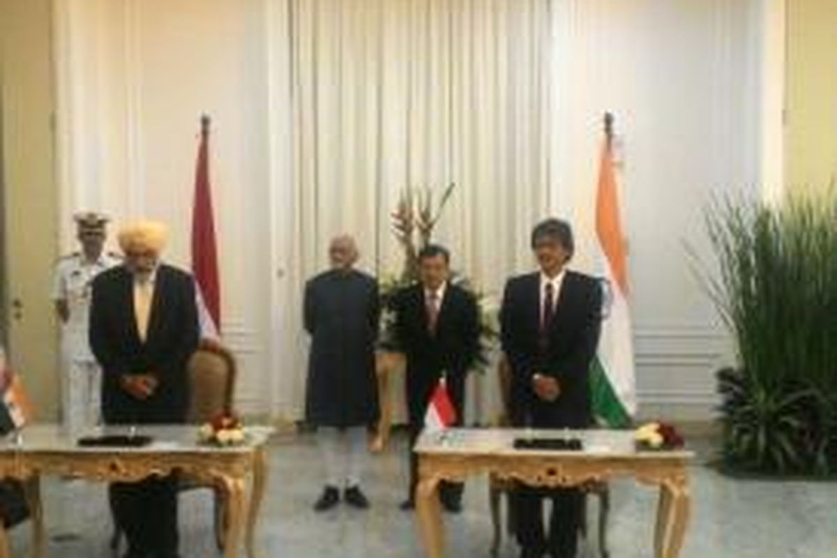 Wakil Presiden Jusuf Kalla dan Wakil Presiden India Mohammad Hamid Ansari menyaksikan penandatangan MoU bidang energi terbarukan di Istana Wakil Presiden