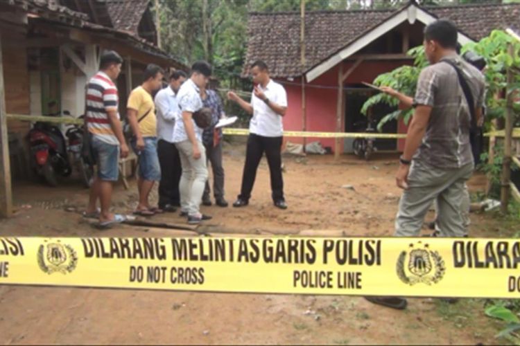 Polisi mendatangi rumah pelaku dan korban yang berada di Desa Surenlor, kecamatan Bendungan, Trenggalek, Jawa Timur. Polisi menggeledah, menyisir, dan mencari barang bukti tambahan.