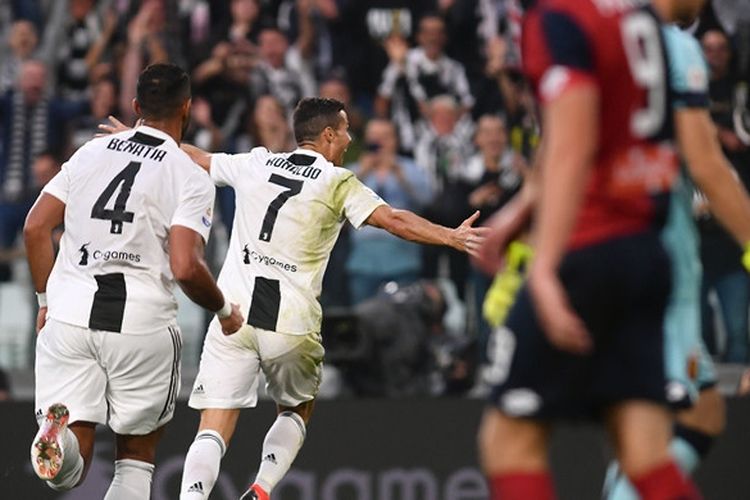 Megabintang Juventus, Cristiano Ronaldo (kedua dari kiri), merayakan gol yang dicetak ke gawang Genoa dalam laga Liga Italia di Stadion Allianz, Turin, Italia pada 20 Oktober 2018.
