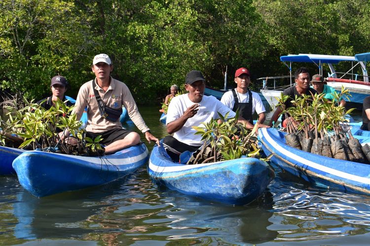 Kelompok nelayan mengelar aksi Mangrove Clean Up Kayak Party, dalam rangka menyemarakkan perhelatan KTT AIS Forum yang berlangsung di Nusa Dua, Bali,  pada 10-11 Oktober 2023