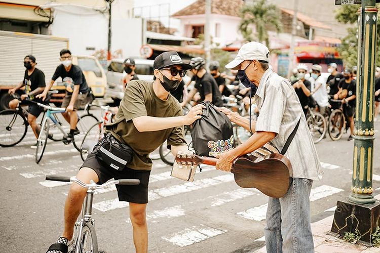 Collabonation Jogja Bersatu Bagi Berkah berikan bantuan kepada musisi jalanan. 