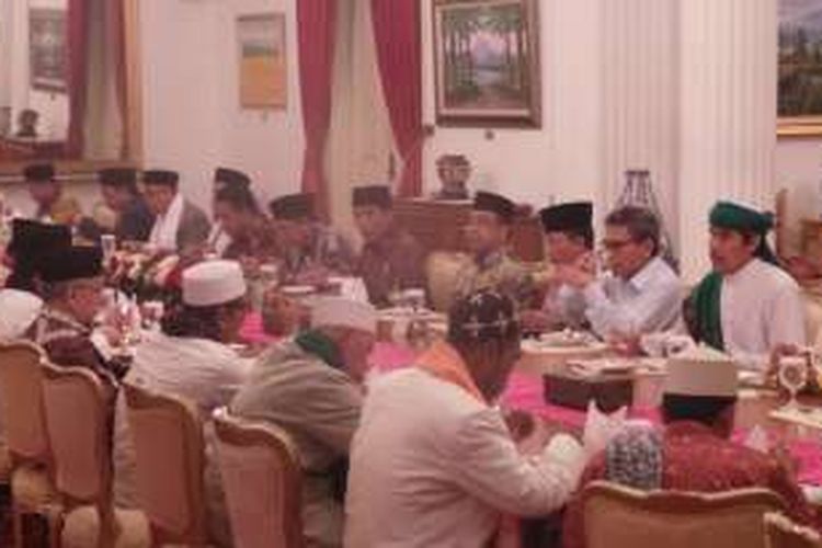 Presiden Joko Widodo mengajak ulama dan kiai di wilayah Banten dan Jawa Barat, Kamis (10/11/2016).