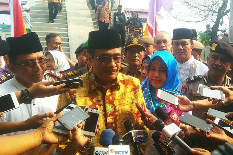 Pelaksana tugas Gubernur DKI Jakarta Djarot Saiful Hidayat di Pulau Untung Jawa, Kepulauan Seribu, Sabtu (10/6/2017).