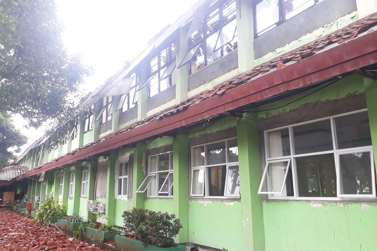 Bangunan delapan ruang kelas SMKN 24 Jakarta rusak berat, Jumat (21/2/2020).