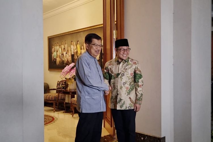 Wakil Presiden ke 10 dan 12 RI Jusuf Kalla menyambut Ketua Umum PKB Muhaimin Iskandar di kediamanya, kawasan Brawijaya, Jakarta Selatan, Sabtu (6/5/2023). 