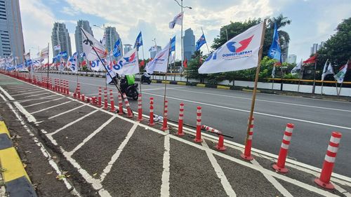 Bendera Partai Terpasang di Jalur Sepeda Jembatan Ciliwung Cokroaminoto, “Stick Cone” Sampai Bengkok 