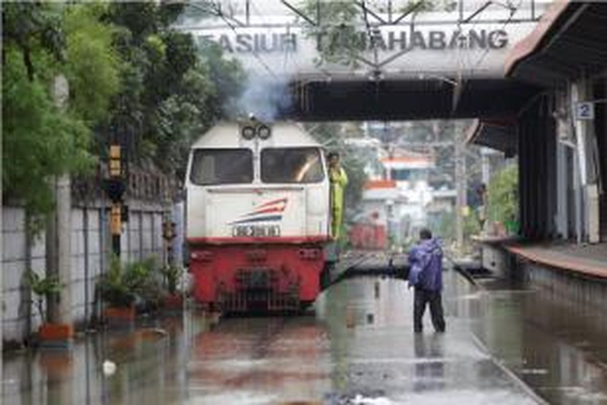 Stasiun Tanah Abang tergenang banjir, Jakarta, Sabtu (18/1/2014), Hujan yang melanda Jakarta dan sekitarnya sejak Jumat 17 Januari 2014, mengakibatkan stasiun ini tergenang dan operasinya sempat dihentikan.