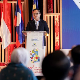 Ketua Umum Perhimpunan Bank Umum Nasional (Perbanas) sekaligus Wakil Menteri BUMN Kartika Wirjoatmodjo memberikan sambutan pada acara 50th ASEAN Banking Council Meeting (ABC) 2022 di Labuan Bajo, Manggarai Barat, Nusa Tenggara Timur (NTT), Jumat (2/12/2022).