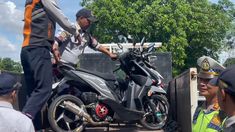 Operasi Parkir Liar di Jakbar, Puluhan Motor Dikempiskan, 8 Langsung Diangkut
