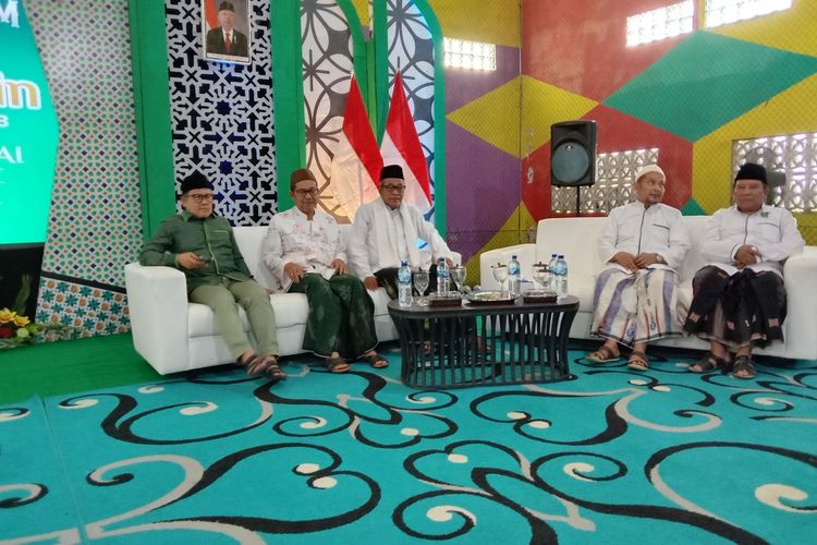 Ketua Umum DPP PKB Muhaimin Iskandar menghadiri pertemuan dan silaturahmi kiai dan pengasuh pesantren Jawa Timur, di Pondok Pesantren Al Aqobah, Diwek, Jombang, Jawa Timur, Minggu (10/9/2023)