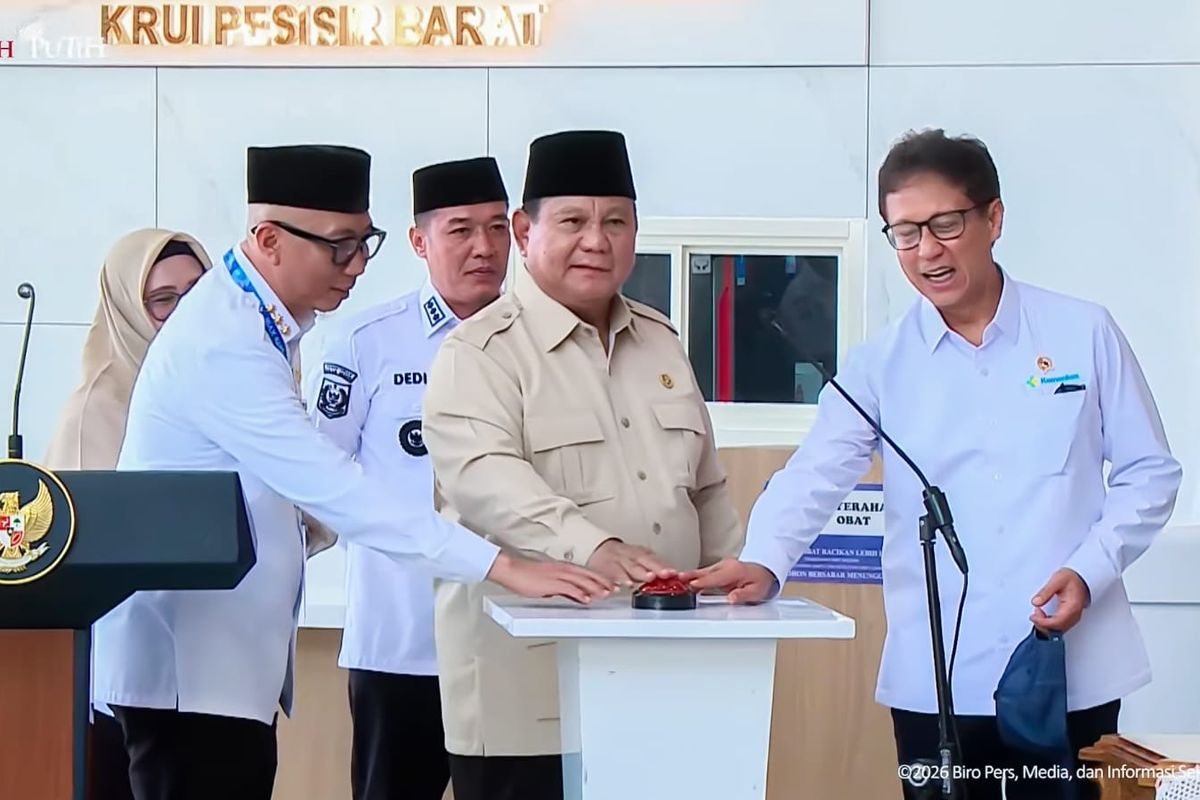 Gubernur Lampung Rahmat Mirzani Djausal (kiri), Presiden Republik Indonesia Prabowo Subianto (tengah), dan Menteri Kesehatan Budi Gunadi Sadikin dalam pelaksanaan seremoni peresmian RSUD KH Muhammad Thohir Krui.