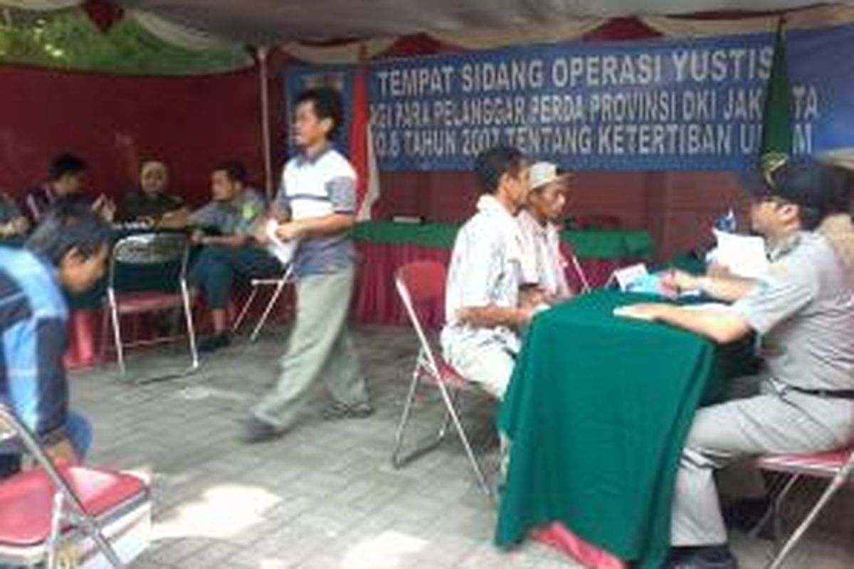 Pengadilan terbuka tindak pidana ringan (tipiring) untuk para PKL Tanah Abang digelar kedua kalinya di halaman Kantor Kelurahan Kebon Kacang, Tanah Abang, Jakarta Pusat, Kamis (15/8/2013).
