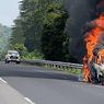Toyota Kijang Terbakar di Jalan Tol Semarang-Solo, Penumpang Selamat