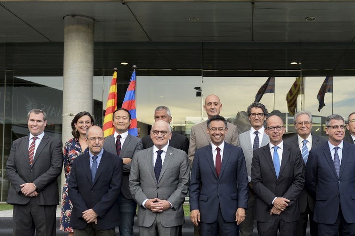 Anggota Dewan Direktur Barcelona termasuk Emili Rousaud (paling kiri) berpose pada 20 Juli 2015 setelah Josep Maria Bartomeu terpilih kembali sebagai Presiden Barcelona mengalahkan Joan Laporta.