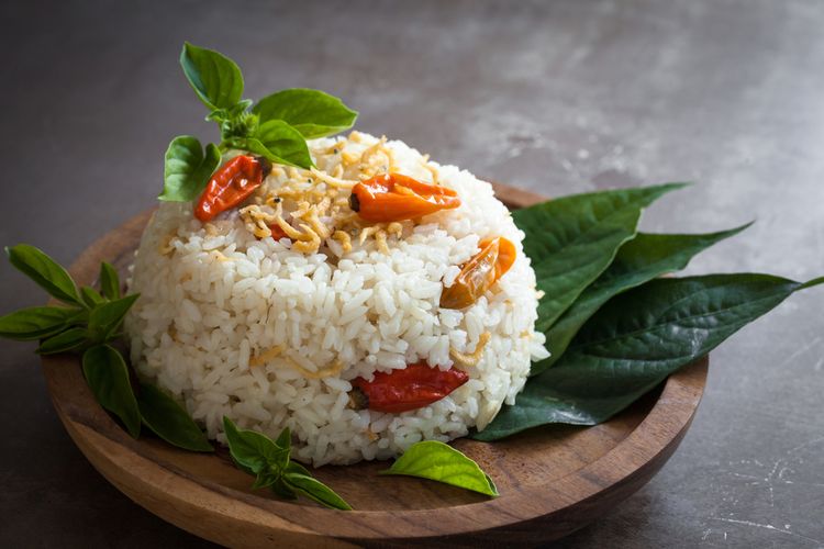 Ilustrasi nasi liwet sunda untuk menu masakan bersama keluarga besar atau teman.