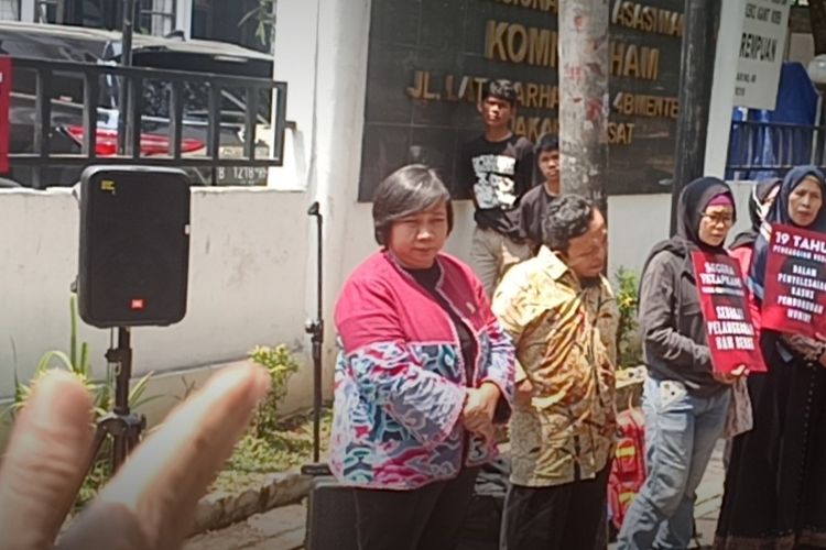 Komisioner Komnas HAM Anis Hidayah dan Hari Kurniawan berjemur di tengah terik matahari saat berdialog dengan masa aksi peringatan 19 tahun kematian aktivis HAM Munir di depan Kantor Komnas HAM, Kamis (7/9/2023).