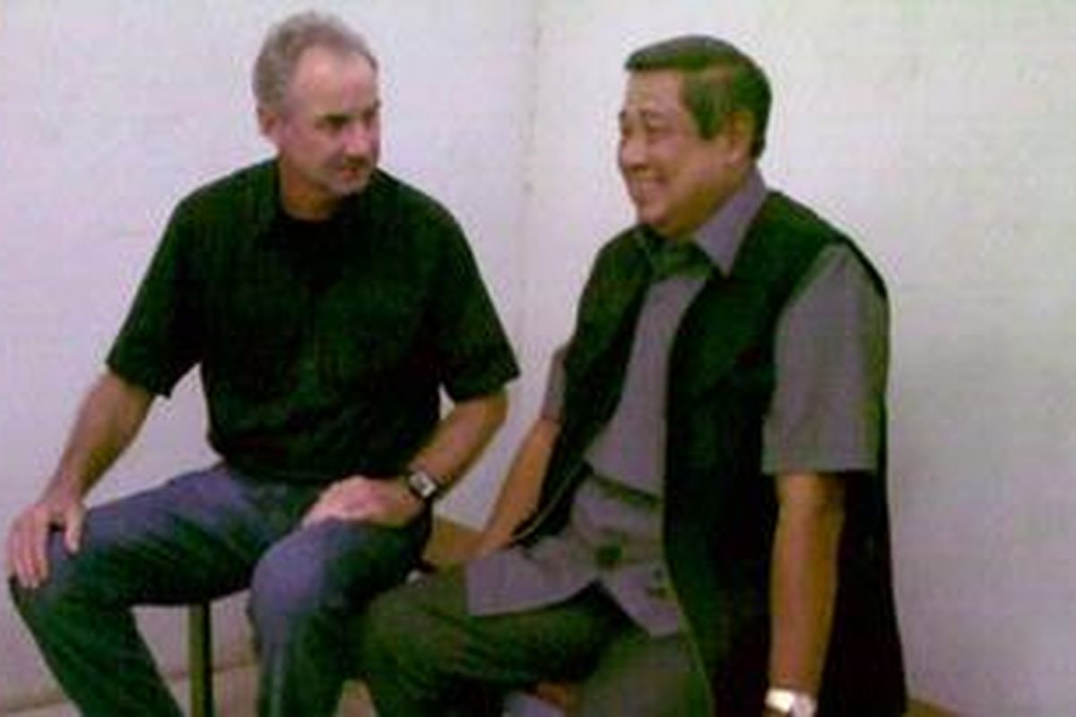 Pelatih timnas Indonesia Alfred Ried tengah berdiskusi dengan Presiden Susilo Bambang Yudhyono saat mengunjungi lapangan ABC Jakarta, Senin (13/12/2010). 