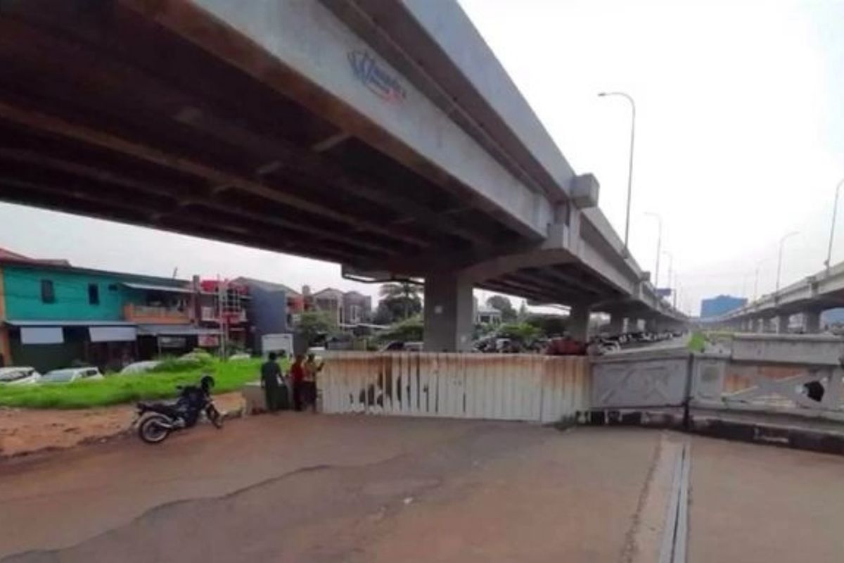 Akses Jalan Inspeksi Kalimalang, Cipinang Melayu, Jakarta Timur, ditutup warga, Sabtu (28/3/2020).