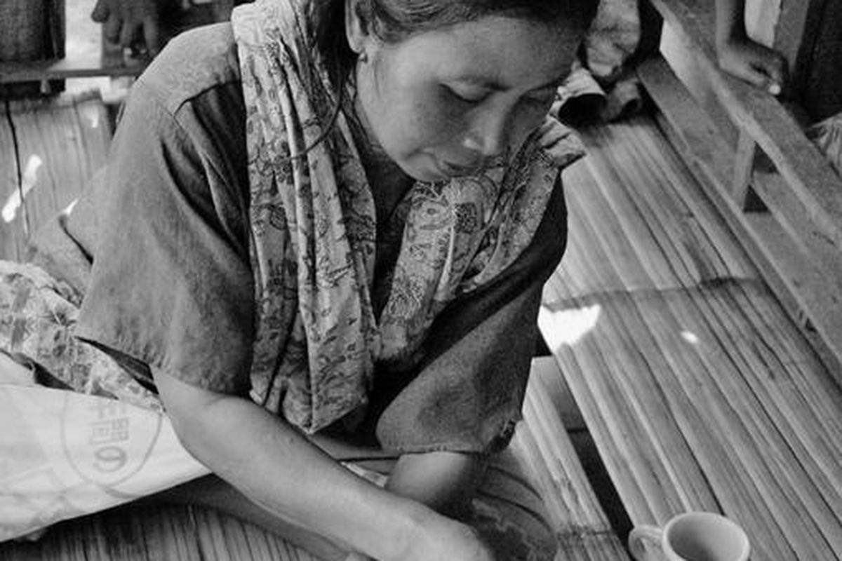 Tariyu (35) memberi susu kepada Rangga (4 bulan), anaknya yang dinyatakan menderita gizi buruk, Jumat (28/3). Rumah sakit menolak merawat Rangga karena orangtuanya tidak memiliki asuransi kesehatan untuk keluarga miskin (Askeskin).  