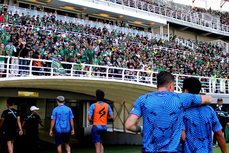 Aksi dukungan suporter Persebaya Surabaya Bonek saat pemain Arema FC selesai melakukan pemanasan pertandingan pekan ke-13 Liga 1 2023-2024 melawan yang berakhir dengan skor 3-1 di Stadion Gelora Bung Tomo Surabaya, Sabtu (23/9/2023) sore.