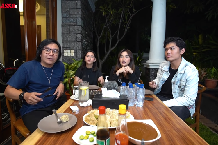 Penyanyi Ari Lasso (kiri) berkumpul dengan peserta Indonesian Idol X, Ziva, Mahalini, Nuca.
