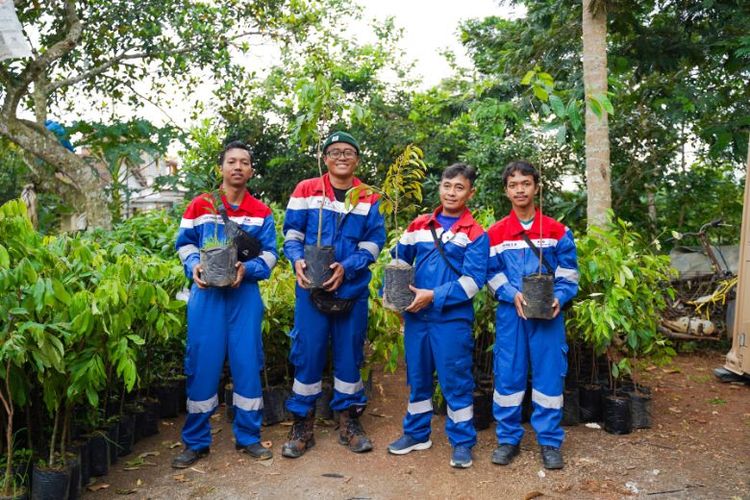 Pembagian bibit tanaman produktif, seperti rambutan, durian, mangga, salam, dan jeruk, yang memiliki manfaat lebih dari sekadar penghijauan. Tanaman tersebut tak hanya sekadar ditanam semata, tetapi juga dapat menghasilkan. 