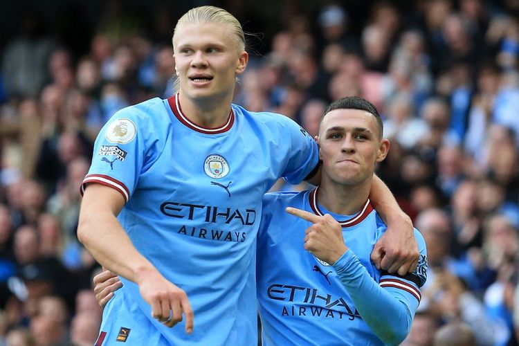 Duet pemain Manchester City Erling Haaland dan Phil Foden merayakan gol ke gawang Man United pada lanjutan laga Liga Inggris di Stadion Etihad, Manchester, pada Minggu (2/10/2022).