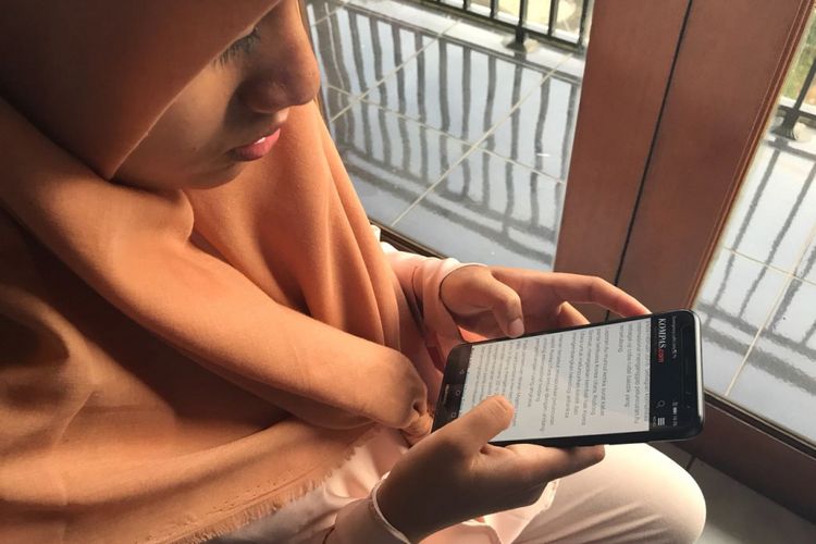 Ilustrasi membaca menggunakan smartphone.