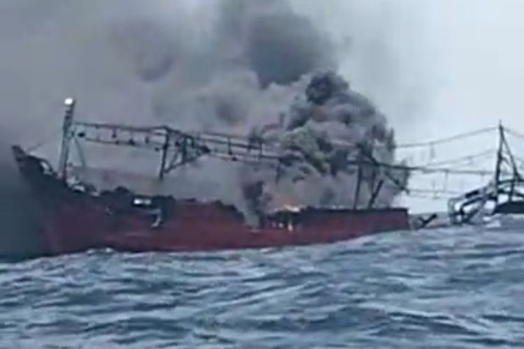 Kapal Motor (KM) Hentri terbakar di peraiaran Kepulauan Tanimbar, Maluku 3 September 2021. Dalam insiden itu 2 ABK dinyatakan tewas, lima selamat dan 25 ABK lainnya masih dinyatakan hilang