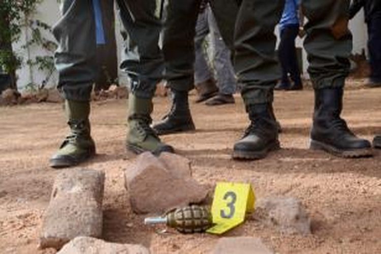 Aparat keamanan Mali menemukan sebuah granat yang tak meledak sisa serangan yang terjadi di klub malam La Terrase, Bamako, Sabtu (7/3/2015), yang mengakibatkan lima orang termasuk dua warga Barat tewas.