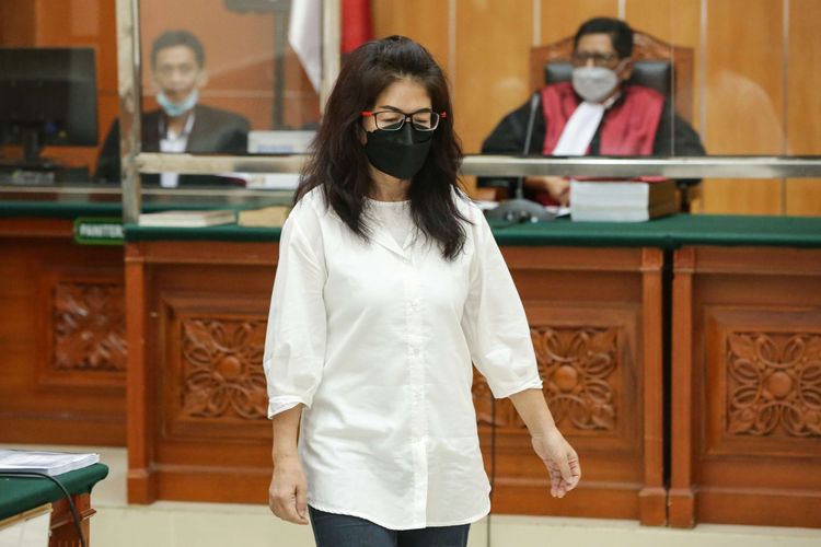 Terdakwa Linda Pujiastuti alias Anita Cepu menjalani sidang tuntutan kasus peredaran narkoba jenis sabu di Pengadilan Negeri Jakarta Barat, Senin (27/3/2023). Jaksa penuntut umum (JPU) menuntut hukuman 18 tahun penjara dan denda sebesar Rp 2 miliar terkait kasus sabu Teddy Minahasa.
