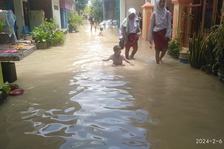 Banjir di wilayah perkotaan Purwodadi, Kabupaten Grobogan, Jawa Tengah, Selasa (6/2/2024) siang.