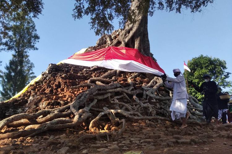 Prosesi penyucian kendi dan bendera merah putih saat ruwatan di Candi Lor Nganjuk, Minggu (15/8/2021).