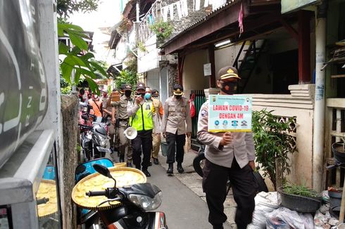 Sosialisasi Masker, Polisi dan Satpol PP Patroli Keliling Wilayah Padat Penduduk di Kuningan Barat