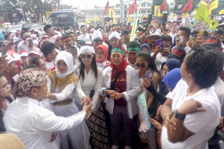  Putri Gus Dur Yenny Wahid dan anggota Rumah Pergerakan Gus Dur (RPGD) turut meramaikan kampanye Jokowi-Maruf bertajuk Konser Putih Bersatu di Gelora Bung Karno, Jakarta, Sabtu (13/4/2019). 