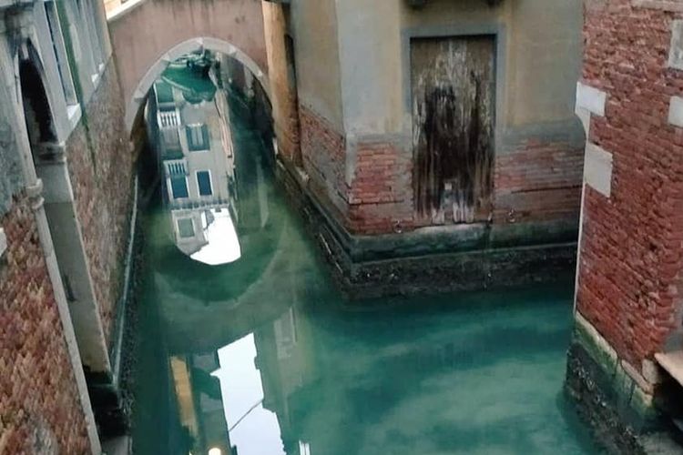 Kanal air di Venesia terlihat bersih selama periode lockdown, Italia.
