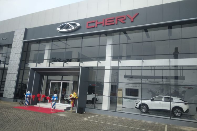 Chery kembali meresmikan jaringan diler baru di Indonesia. Kali ini diler Chery berada di Cikupa, Kabupaten Tangerang, di bawah operasi PT Moda Bahtera Internusa (MBI).

