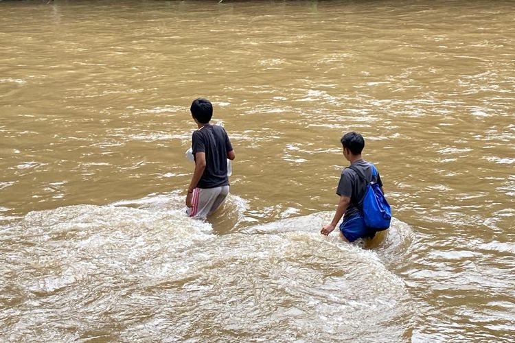 Dua orang dari Perkumpulan Pemerhati Ekosistem dan Satwa Liar, Aspera Madyasta (Asta) Indonesia turun langsung ke Sungai Ciliwung, tepatnya di kolong jembatan Grand Depok City, Sabtu (8/10/2022). Mereka menyebrangi sungai untuk mencapai sisi lain, dan mencari sisa-sisa aktivitas berang-berang untuk dilakukan identifikasi lebih lanjut dan memastikan hewan itu hidup di area tersebut. 