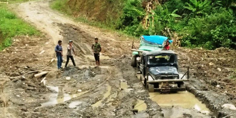 Jalan menuju kawasan air terjun di Desa Alue Dua, Kecamatan Nisam Antara, Kabupaten Aceh Utara, Aceh, Sabtu (3/3/2018).