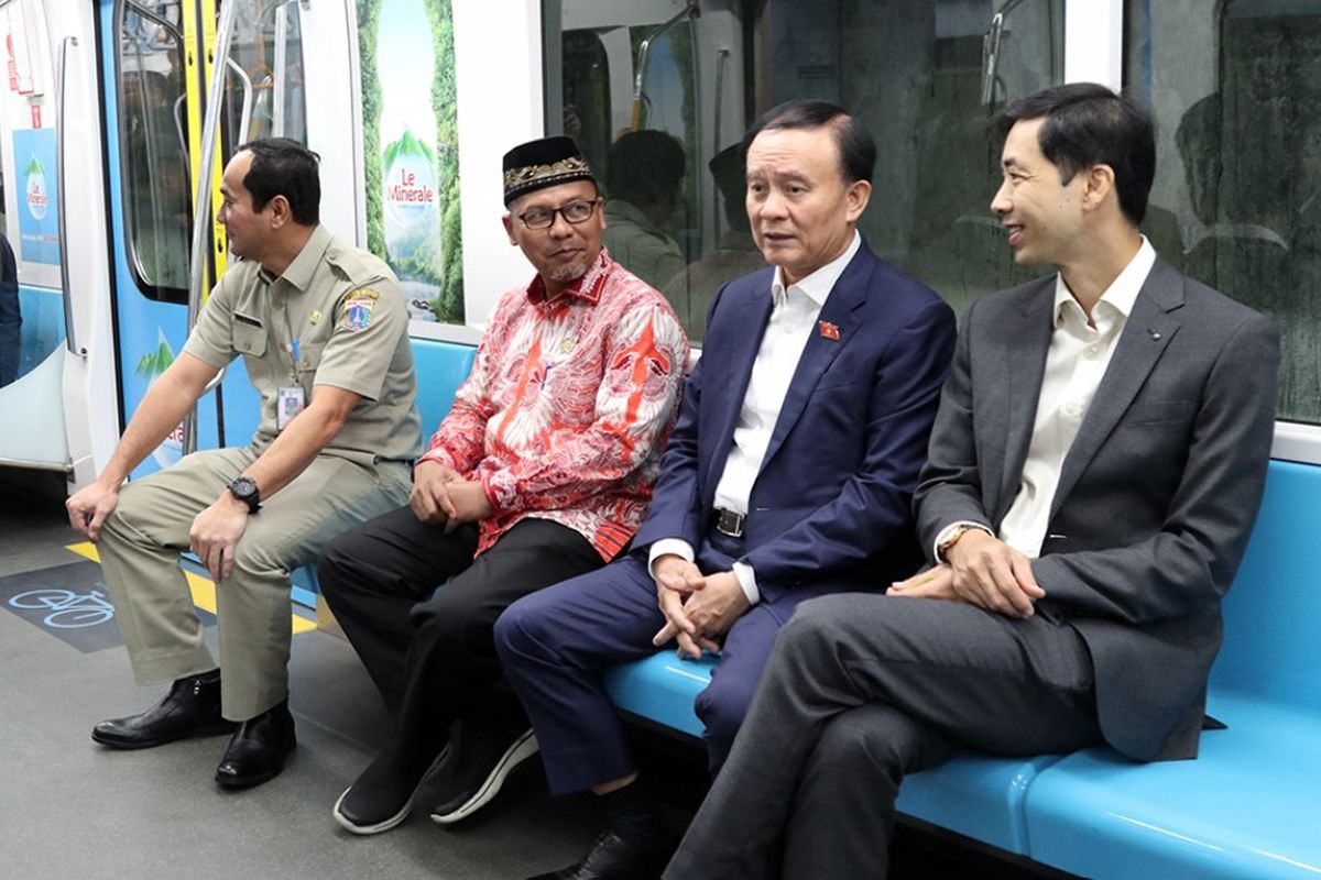 Perwakilan DPRD Hanoi, Vietnam, saat menjajal MRT Jakarta bersama Pimpinan DPRD dan Pemerintah Provinsi DKI Jakarta, Senin (7/8/2023).