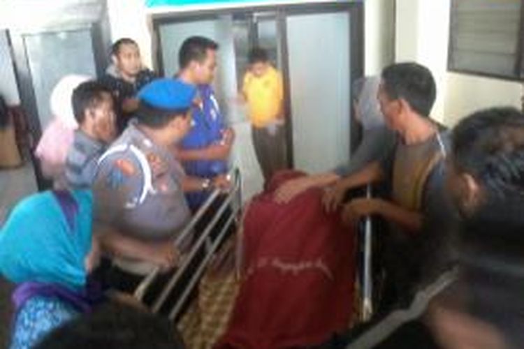 Jenazah Brigpol Arifin saat hendak memasuki ruang jenazah RS Bhayangkara, Makassar.