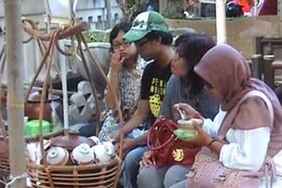 Sejumlah pengunjung Pasar Kangen Jogja sedang menikmati minuman tempo dulu 