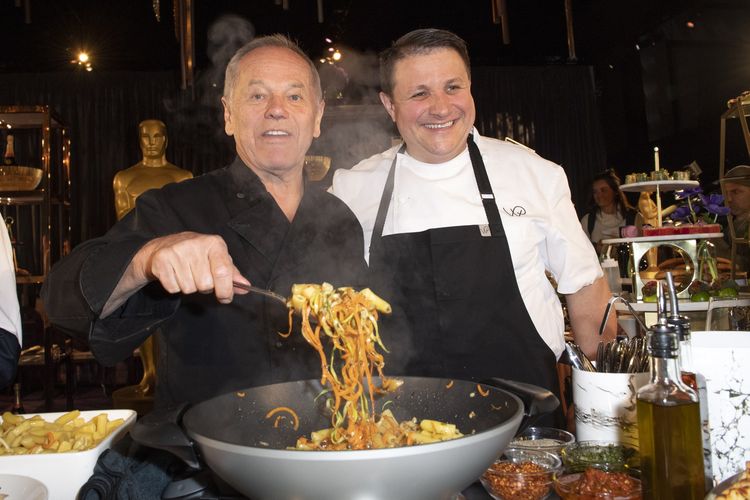 Chef asal Austria, Wolfgan Puck (kiri) menyiapkan sajian sembari didampingi oleh Wolfgang Puck Catering Vice President of Culinary Eric Klein, dalam acara press preview untuk gelaran 92nd Annual Academy Awards, di Los Angeles, California, 31 Januari 2020.