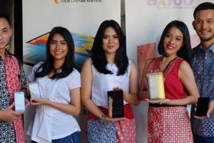 Model memperagakan gadget-gadget terbaru Axioo