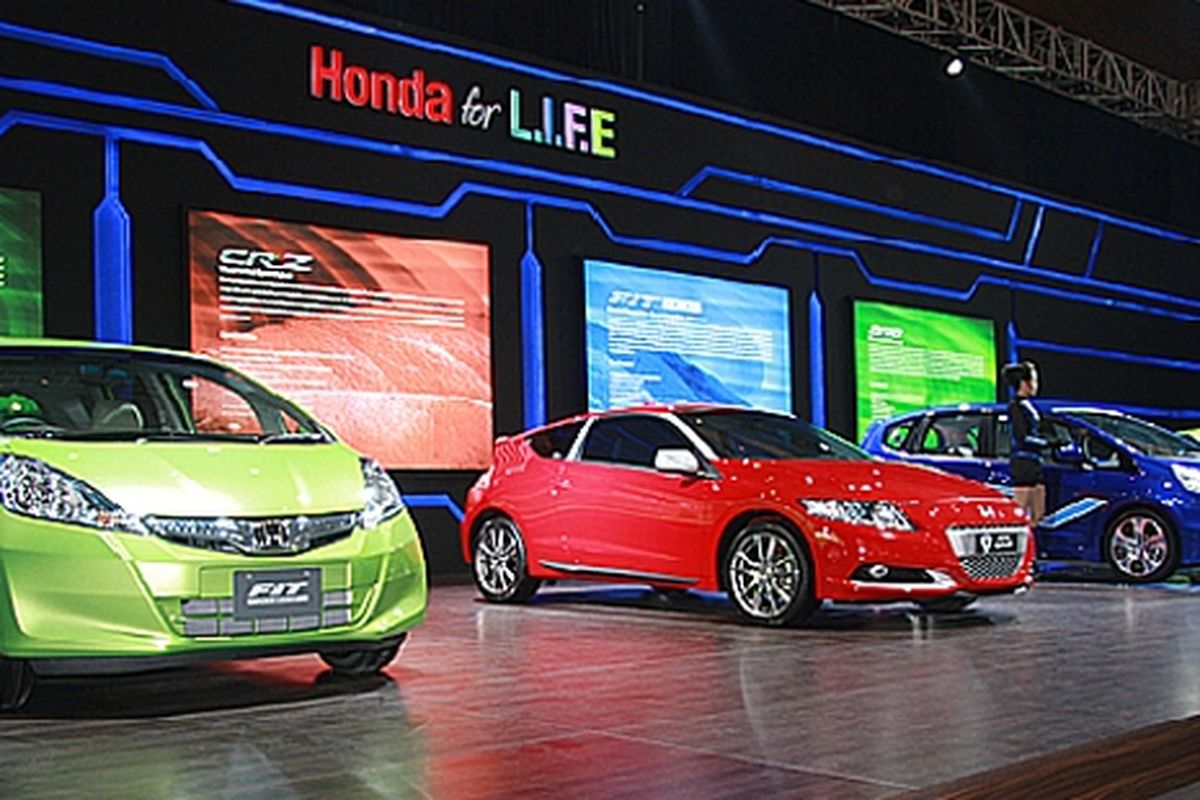 Honda Fit hybrid (kiri) ikut meramaikan IIMS 2011 dan kendaraan hijau Honda lainnya