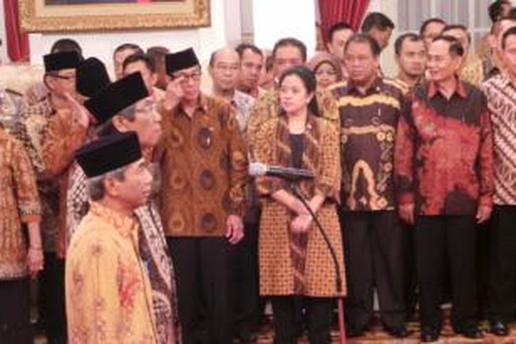 Presiden Joko Widodo melantik dua wakil menteri dalam Kabinet Kerja, yakni AM Fachri sebagai Wakil Menteri Luar Negeri dan Mardiasmo sebagai Wakil Menteri Keuangan.