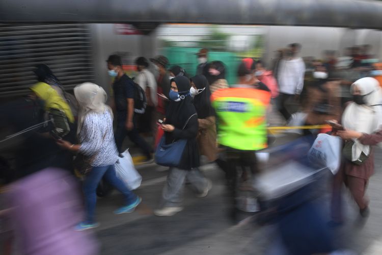 Penumpang berjalan menuju Stasiun Tanah Abang di Jakarta, Senin (7/2/2022). Pemerintah resmi menaikkan status PPKM Jabodetabek ke level 3 seiring dengan peningkatan kasus COVID-19. ANTARA FOTO/Akbar Nugroho Gumay/rwa.